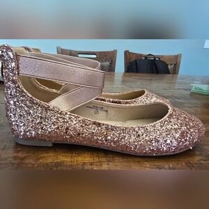 NWOT Bella Marie Gold Glitter Flats